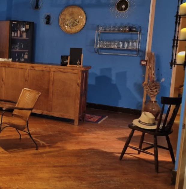 Des chaises confortables près du bar de l'hôtel ChezJeanne