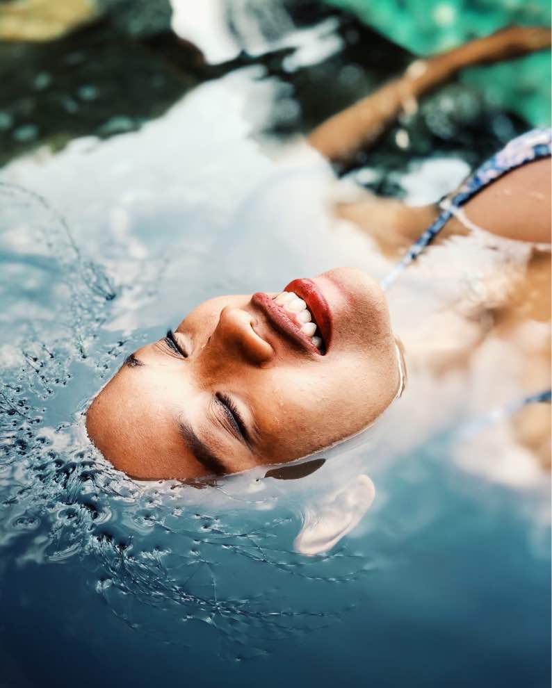 Une femme profite des nombreux bienfaits offerts par les eaux thermales du Massif de la Bourboule