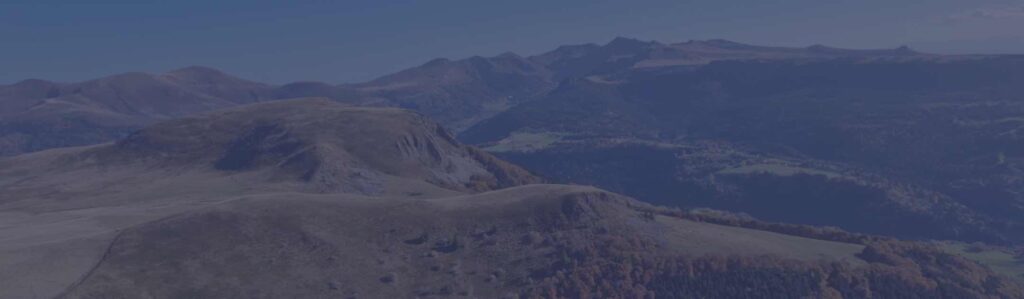 Panorama sur les montagnes d'Auvergne, un lieu idéal pour des vacances d'été