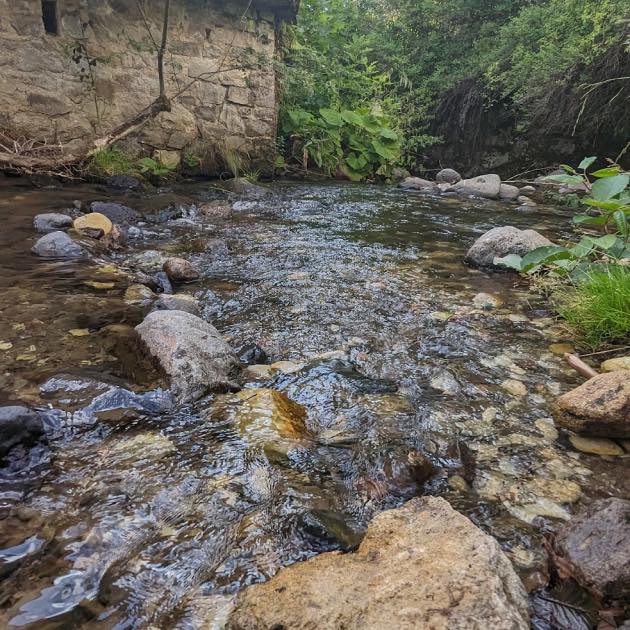 Détendez-vous près de la rivière qui coule au pied de notre hôtel, avec ses magnifiques roches