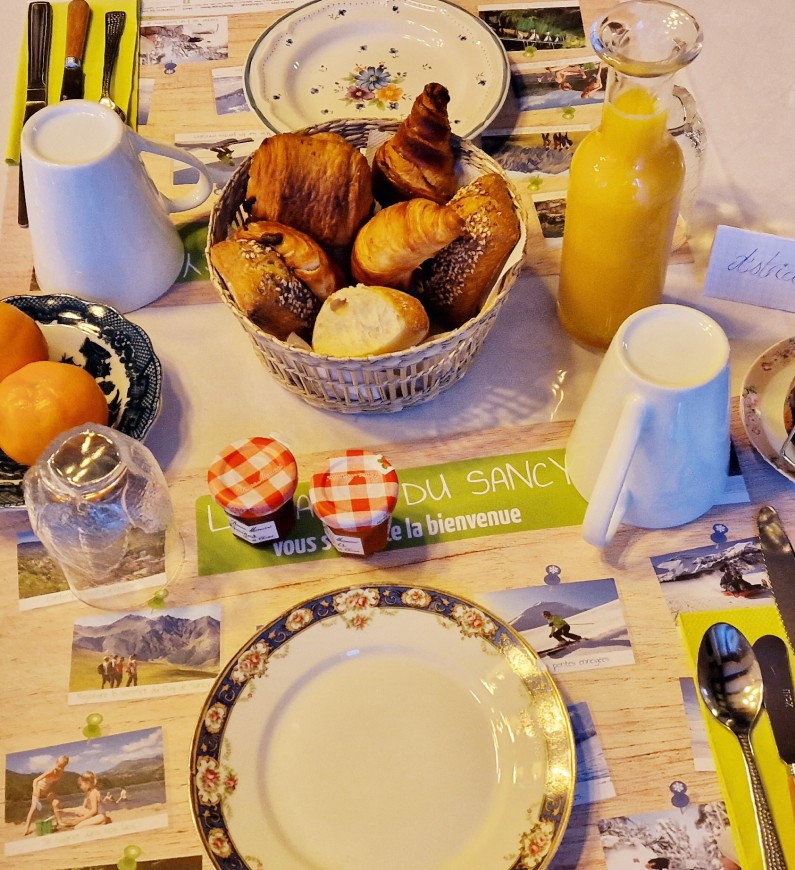 Un petit déjeuner copieux et gourmand vous attend à l'hôtel ChezJeanne