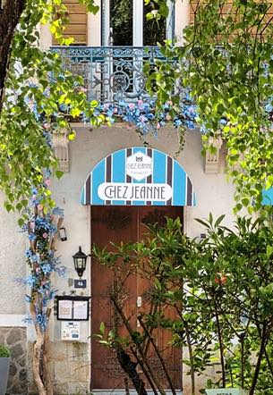 Poussez la porte d'entrée de l'Hôtel ChezJeanne, au pied du Parc Fenestre