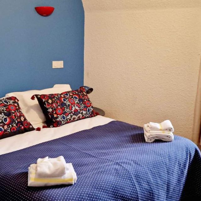 Une chambre confortable avec des draps et une décoration raffinés