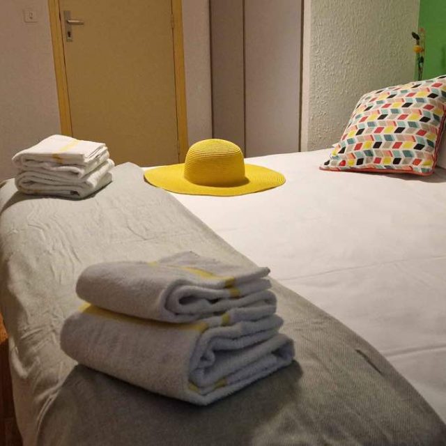 Tables, fauteils, grande literie confortable, profitez de nos chambres supérieures ChezJeanne