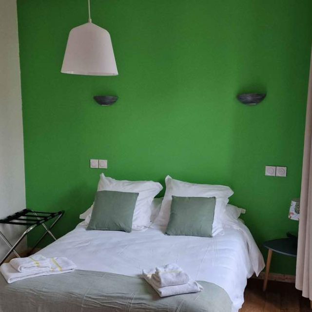 Besoin d'une grande chambre pour trois personnes à La Bourboule ? Nous avons ce qu'il vous faut ChezJeanne à La Bourboule