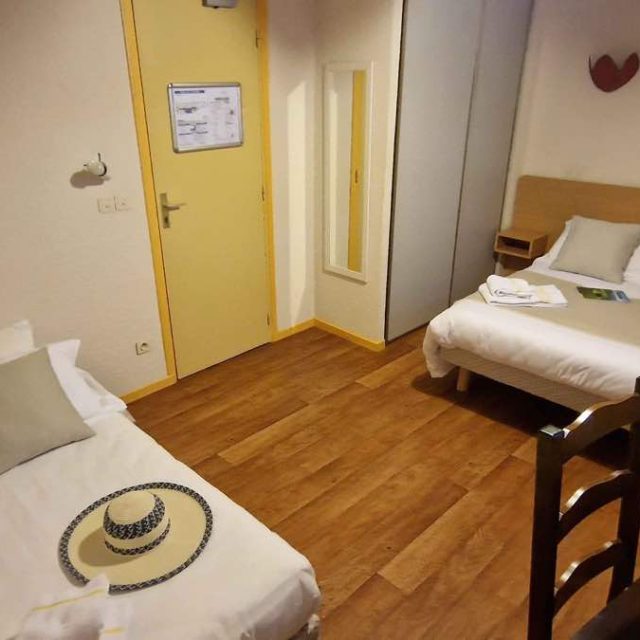 De grandes chambres confortables pour votre séjour à trois à La Bourboule