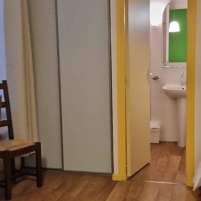 Grande salles de bains, tables, nos chambres triples sont faites pour le confort